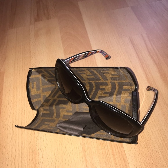 FENDI SUN GLASSES WITH CASE.   (100% Authentic) - Picture 5 of 8